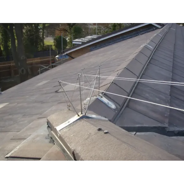 Installation du support de faîtage sur une toiture avec système de fil tendu anti-pigeons.