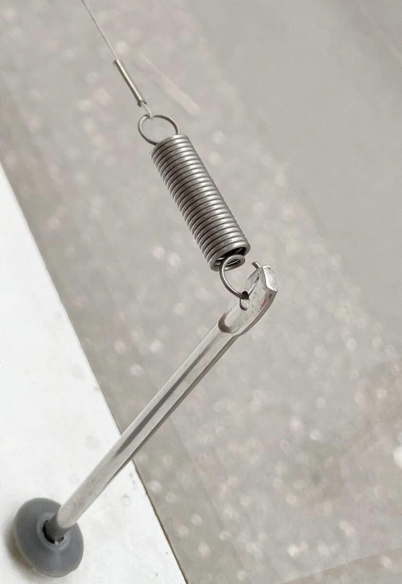 Système d'ancrage anti-pigeons composé de la tige inox 115 mm et de sa cheville PVC de 25 mm.