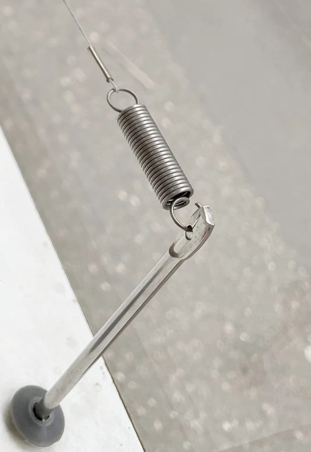 Système d'ancrage anti-pigeons composé de la tige inox 115 mm et de sa cheville PVC de 25 mm.