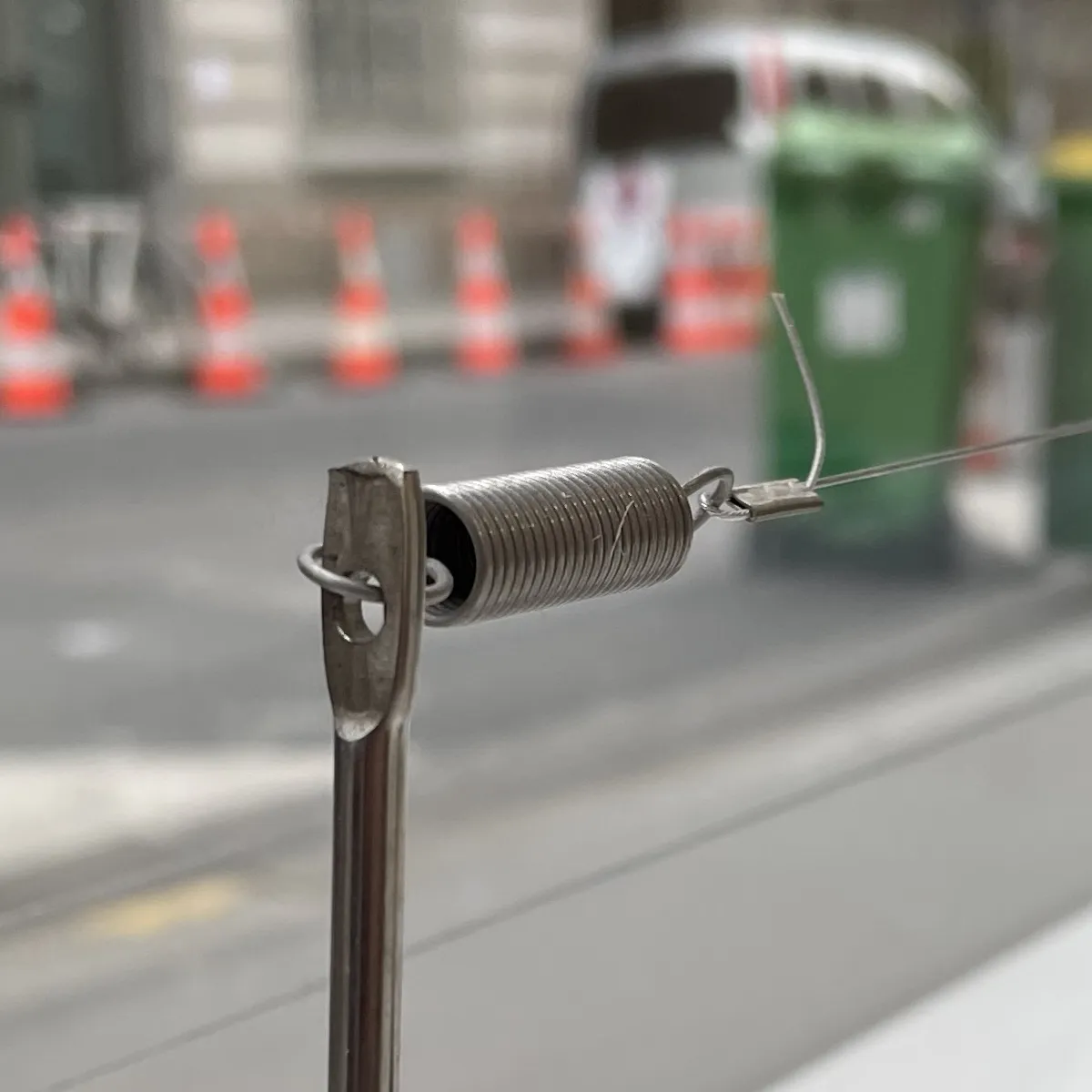 Serre-câble inox serti pour bloquer et maintenir la tension du fil anti-pigeons.