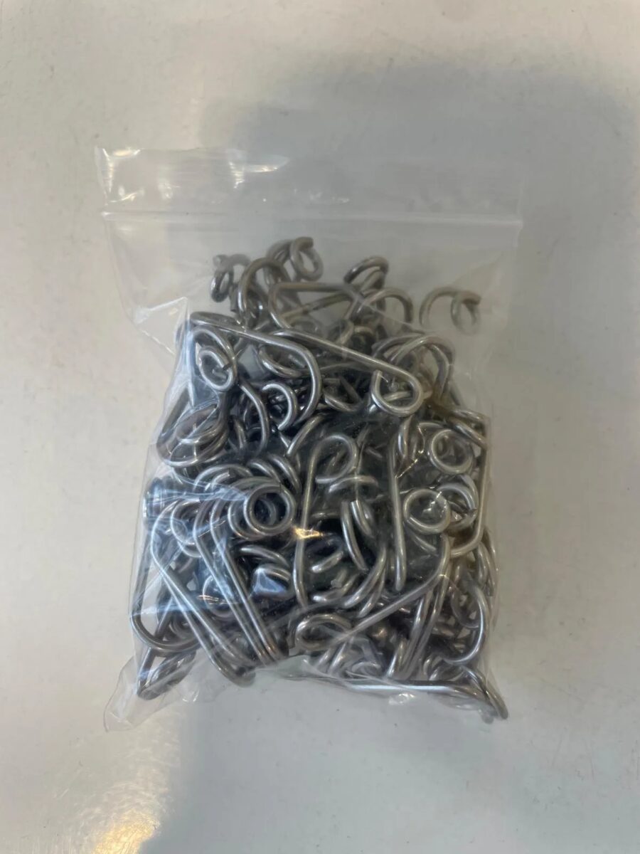 Sachet de crochets guide-fil hélicoïdaux en vrac pour les installations professionnelles anti-pigeons.